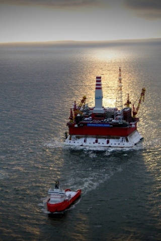 Oil platform in Sea screenshot #1 320x480