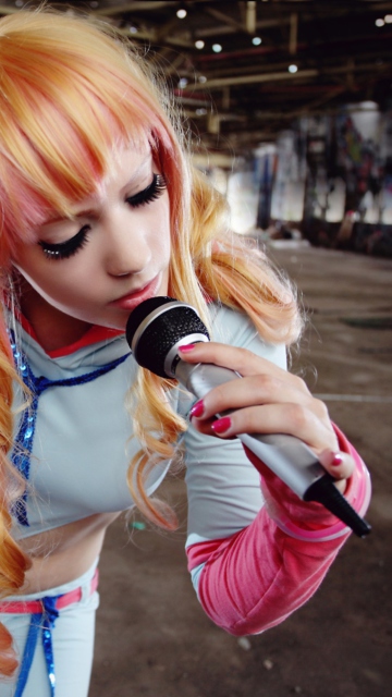 Das Girl With Microphone Wallpaper 360x640