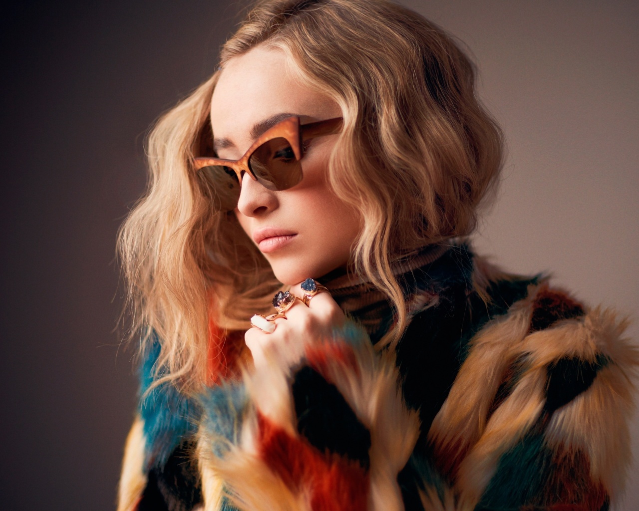 Fondo de pantalla Sabrina Carpenter in Cute Coat 1280x1024