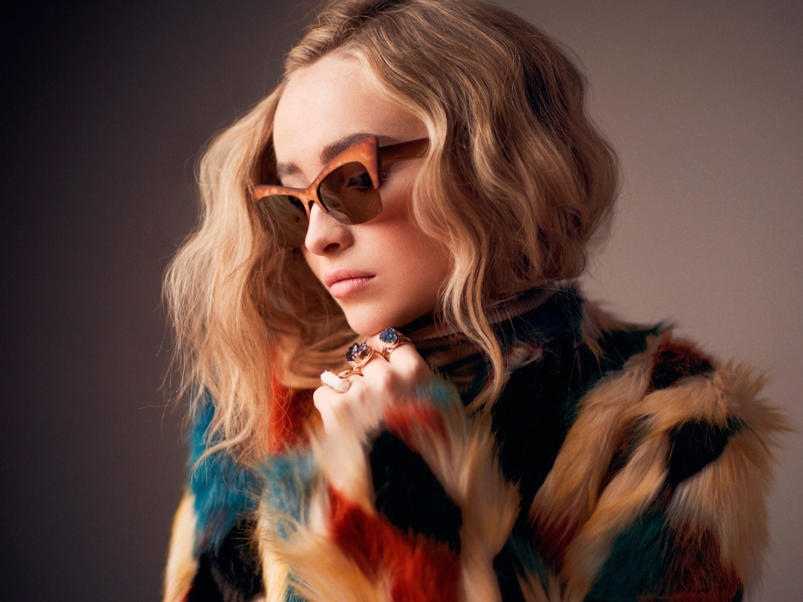 Sabrina Carpenter in Cute Coat screenshot #1 1600x1200