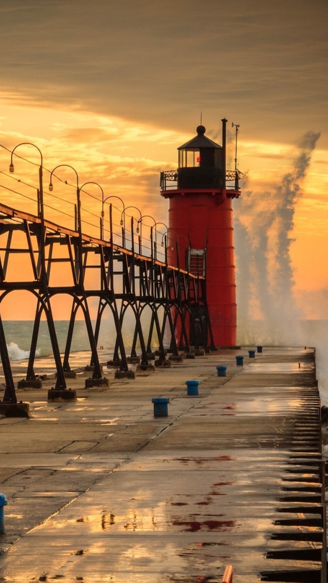 Обои Grand Haven lighthouse in Michigan 640x1136