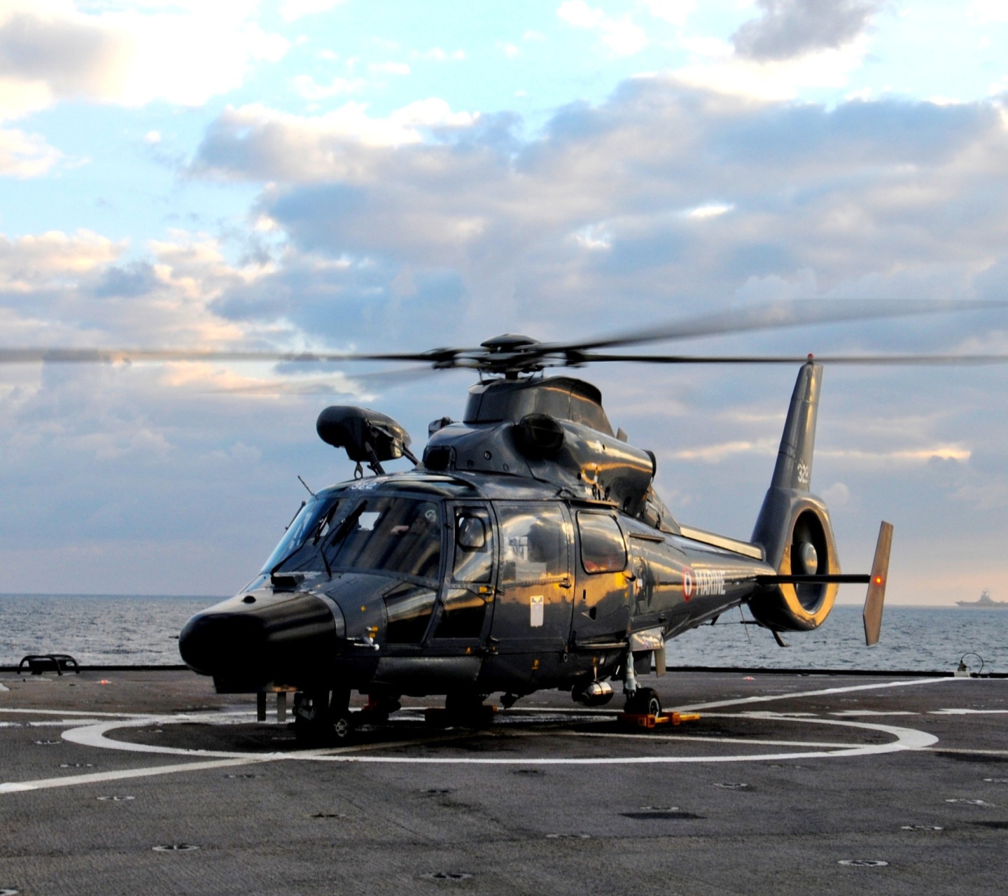 Обои Helicopter on Aircraft Carrier 1440x1280