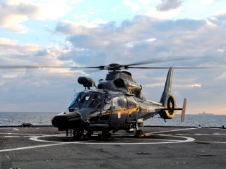 Fondo de pantalla Helicopter on Aircraft Carrier 320x240