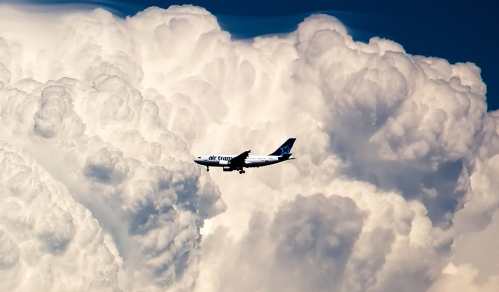Das Plane In The Clouds Wallpaper 1024x600