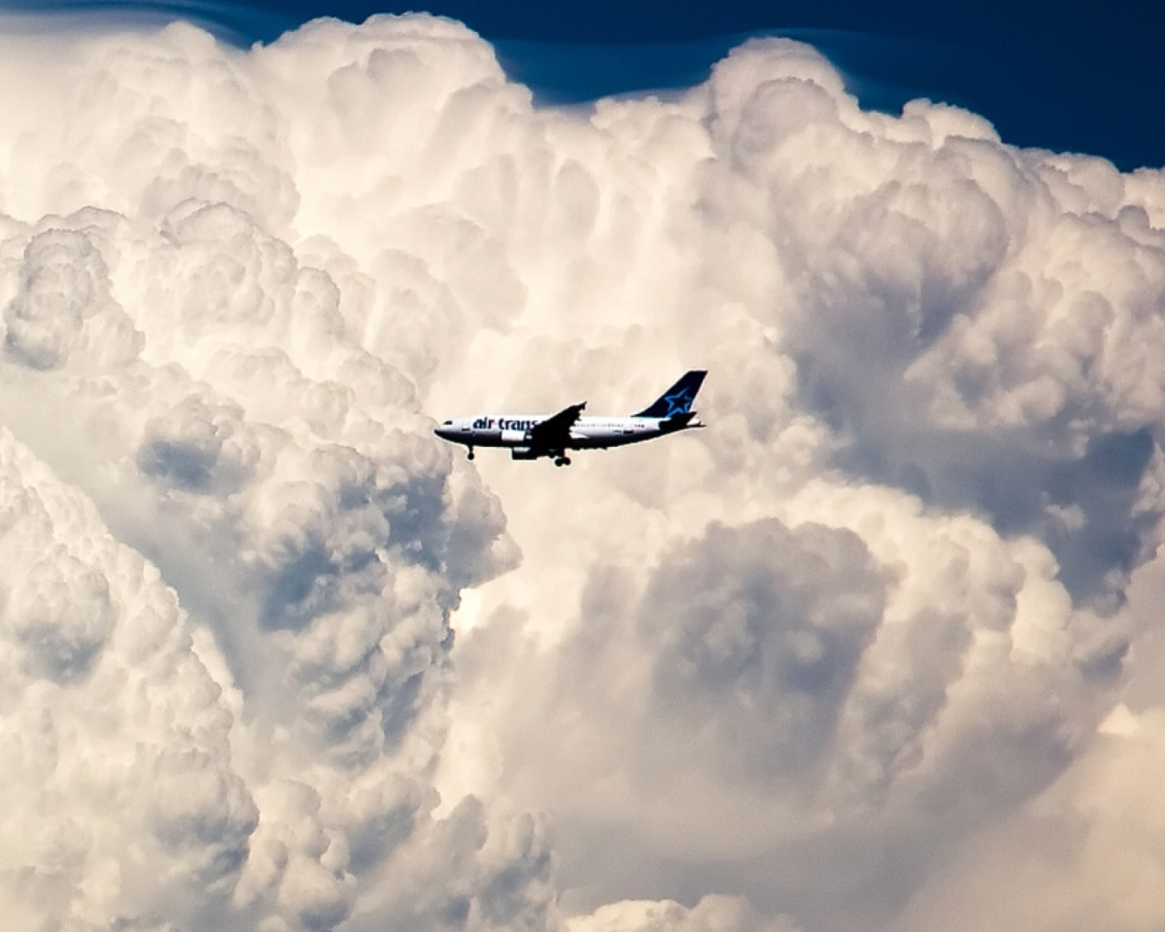 Screenshot №1 pro téma Plane In The Clouds 1280x1024