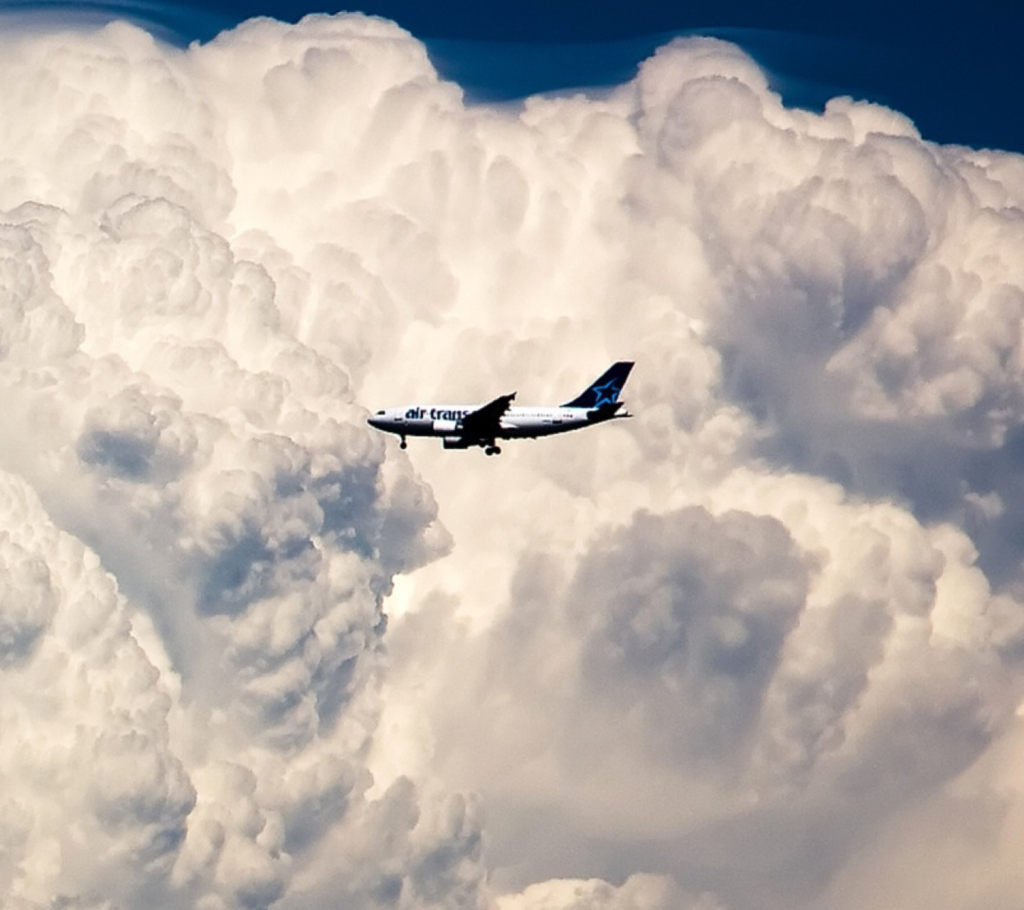 Fondo de pantalla Plane In The Clouds 1440x1280