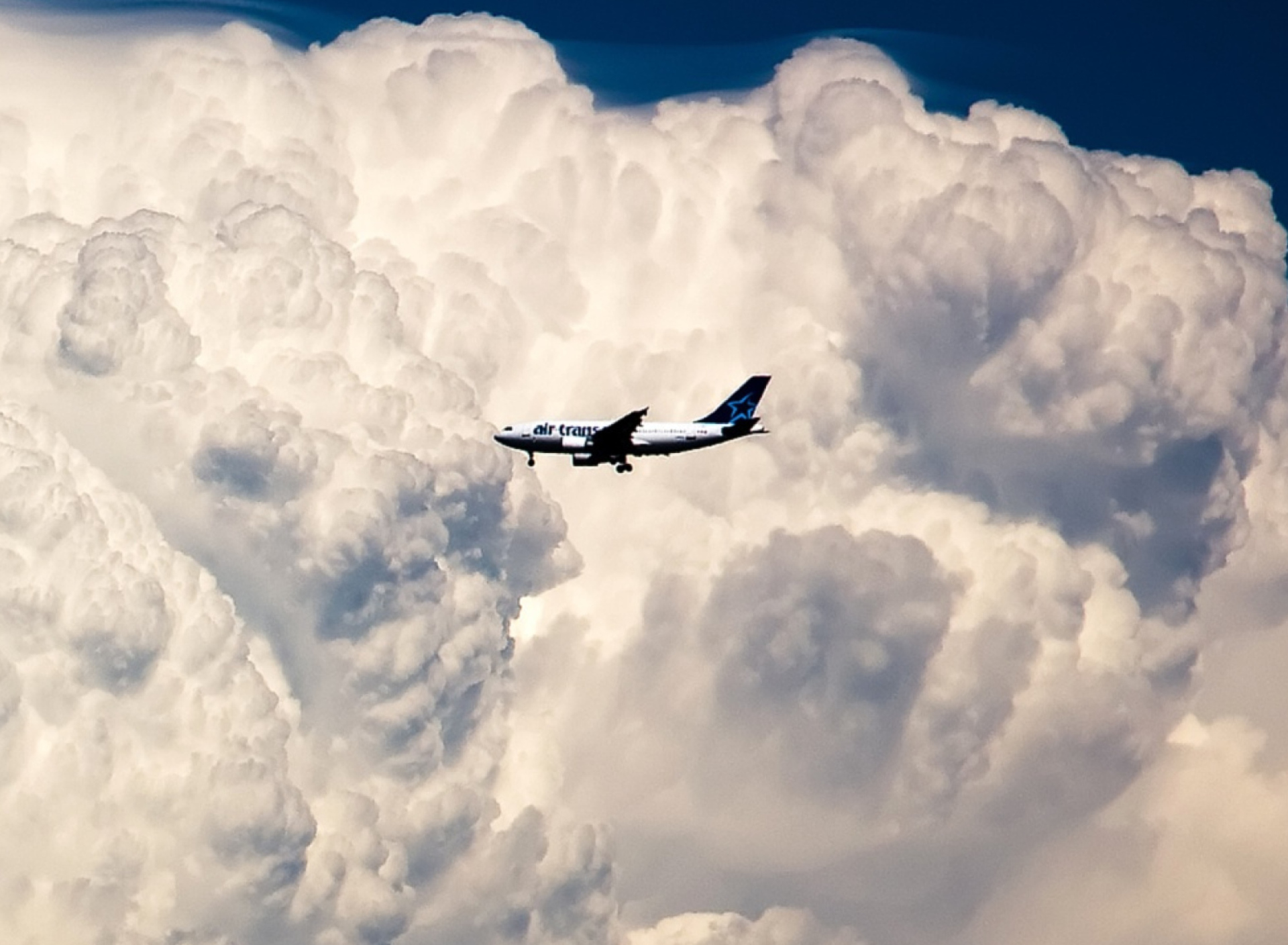 Fondo de pantalla Plane In The Clouds 1920x1408