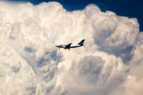 Fondo de pantalla Plane In The Clouds 480x320