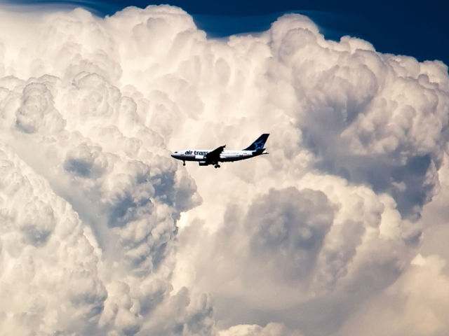 Sfondi Plane In The Clouds 640x480