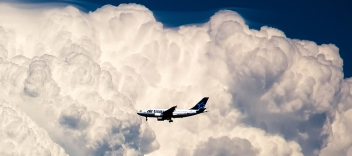 Fondo de pantalla Plane In The Clouds 720x320