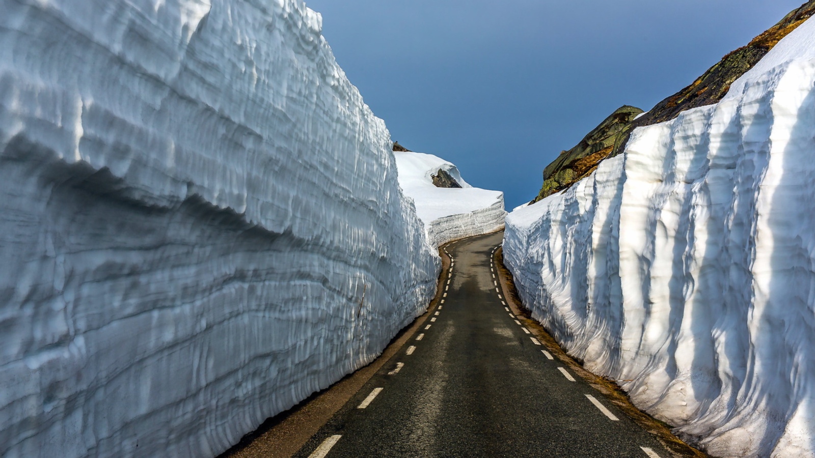 Road in Glacier wallpaper 1600x900