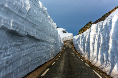Road in Glacier wallpaper 480x320