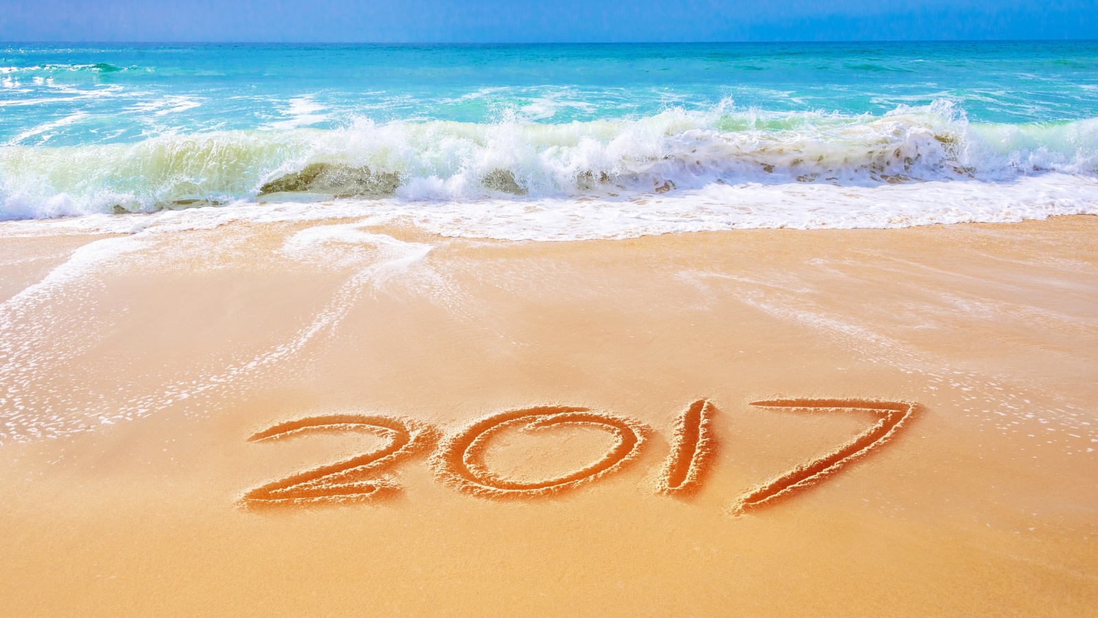 Fondo de pantalla Happy New Year 2017 Phrase on Beach 1600x900