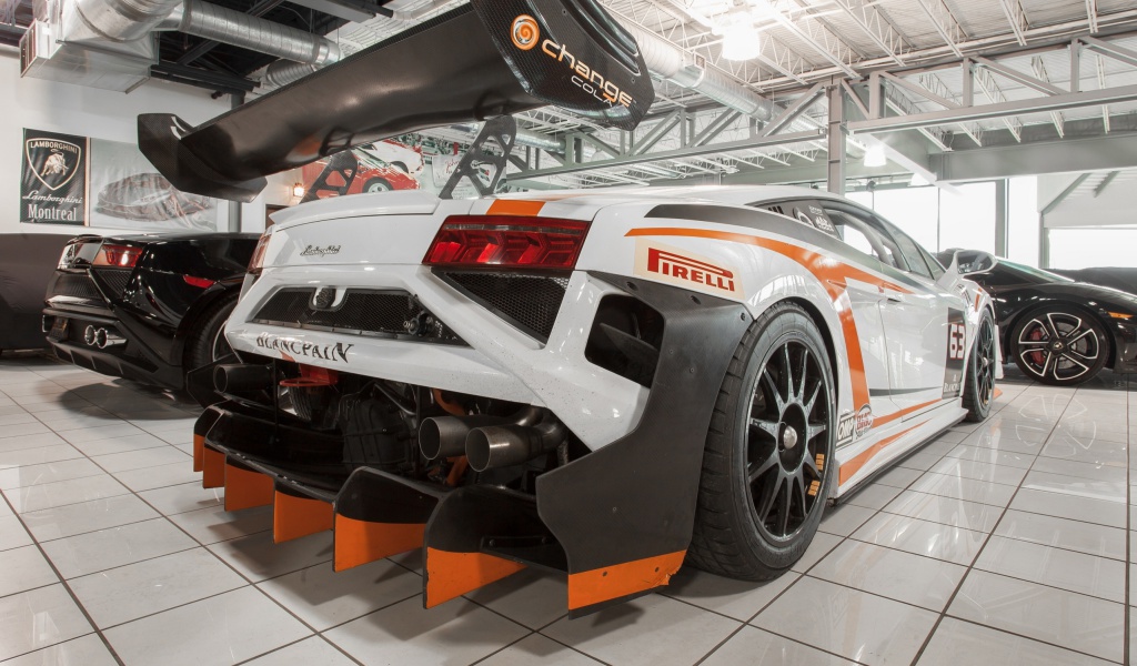 Lamborghini in Garage wallpaper 1024x600