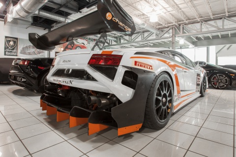 Обои Lamborghini in Garage 480x320