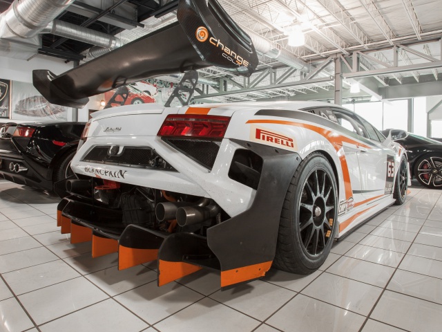Обои Lamborghini in Garage 640x480