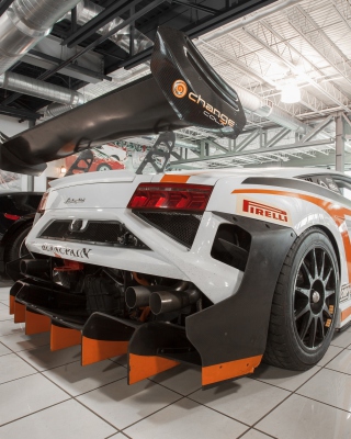 Lamborghini in Garage - Obrázkek zdarma pro Nokia Lumia 800