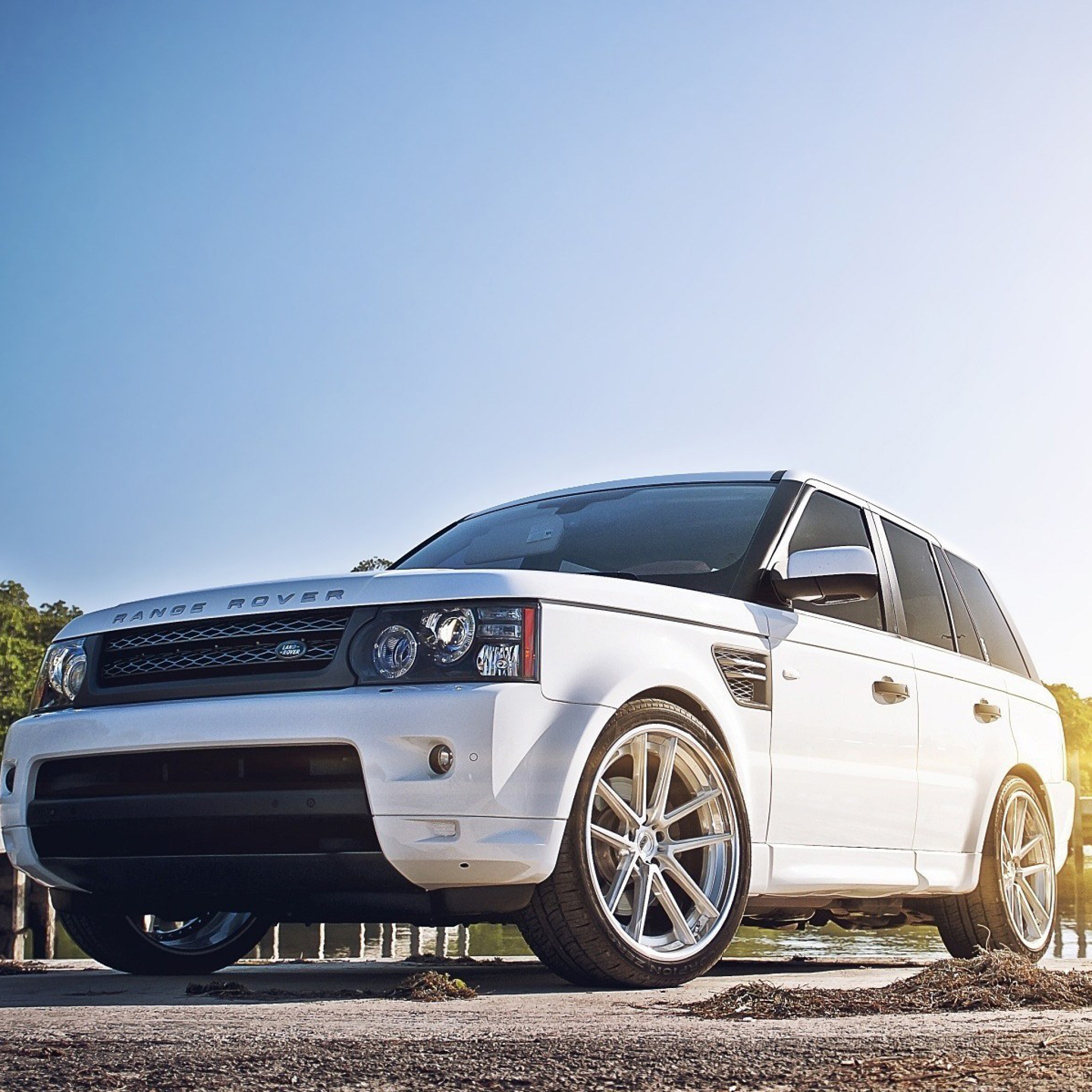 Das White Land Rover Range Rover Wallpaper 2048x2048