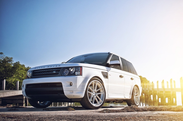 White Land Rover Range Rover screenshot #1