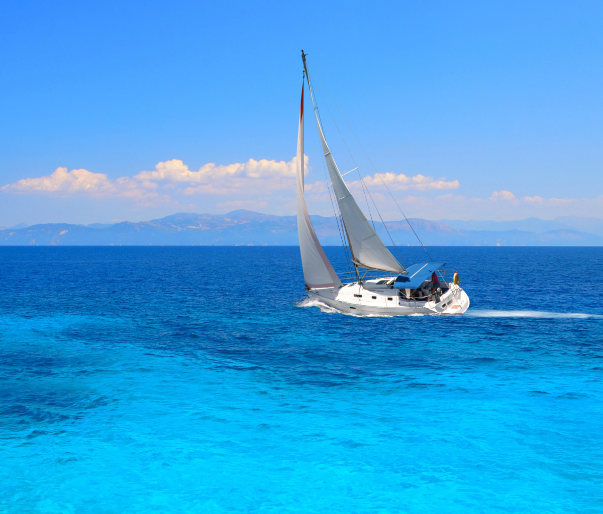 Fondo de pantalla White Boat In Blue Sea 1200x1024