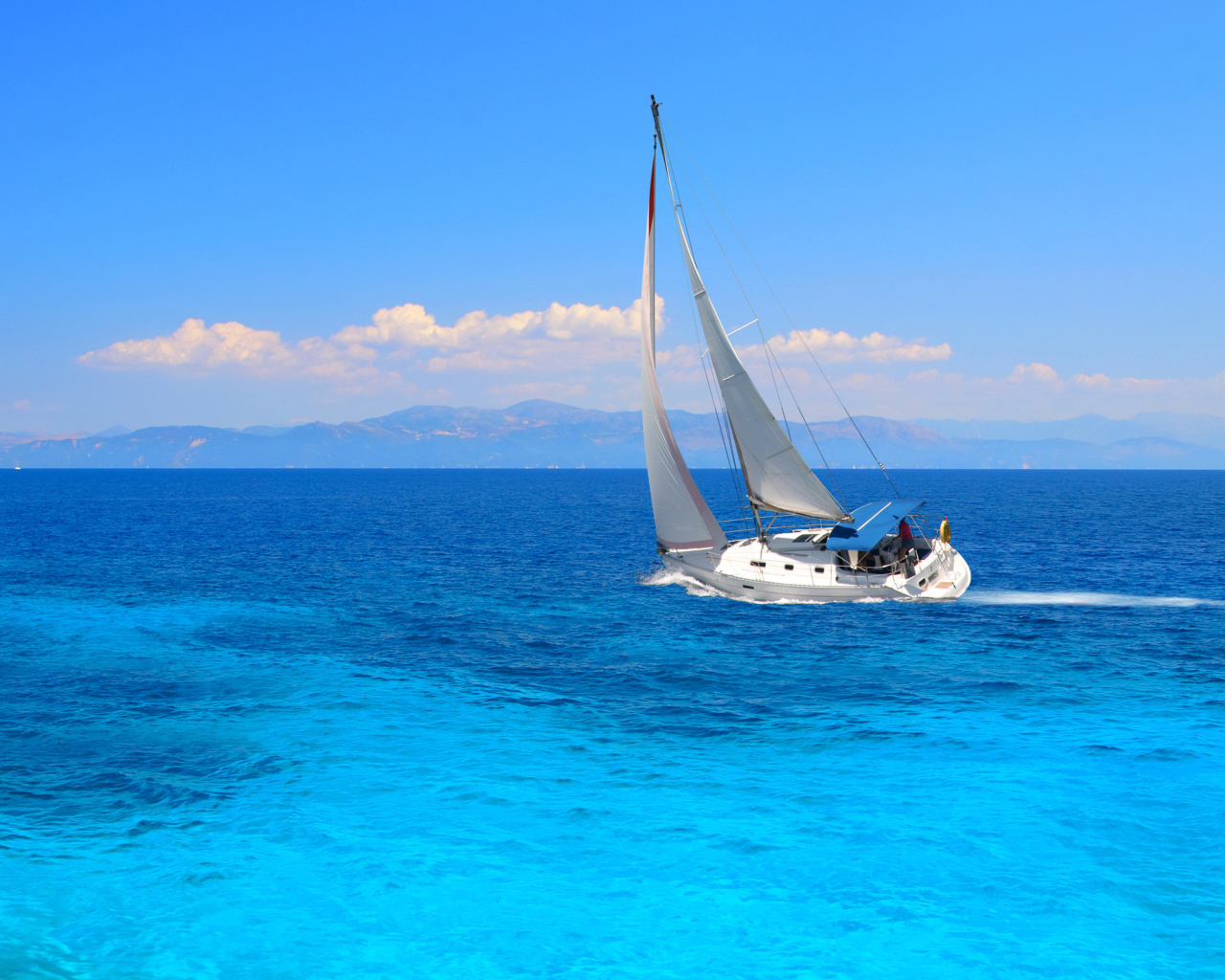 Das White Boat In Blue Sea Wallpaper 1280x1024