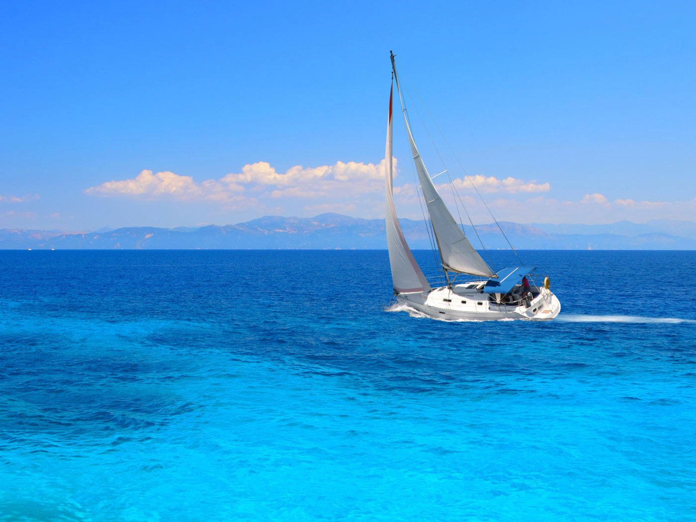 Sfondi White Boat In Blue Sea 1400x1050