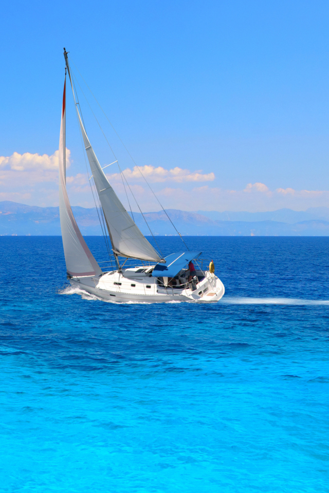 Das White Boat In Blue Sea Wallpaper 640x960