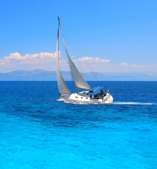 White Boat In Blue Sea - Obrázkek zdarma pro 1024x1024
