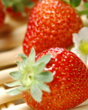 Screenshot №1 pro téma Strawberry Summer 128x160