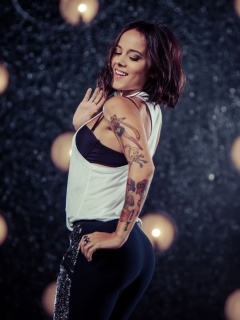 Fondo de pantalla Alizee Dance 240x320