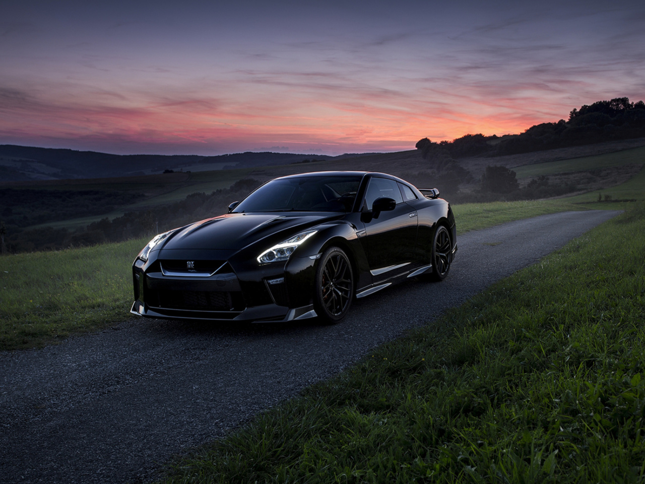 Nissan GT R wallpaper 1280x960