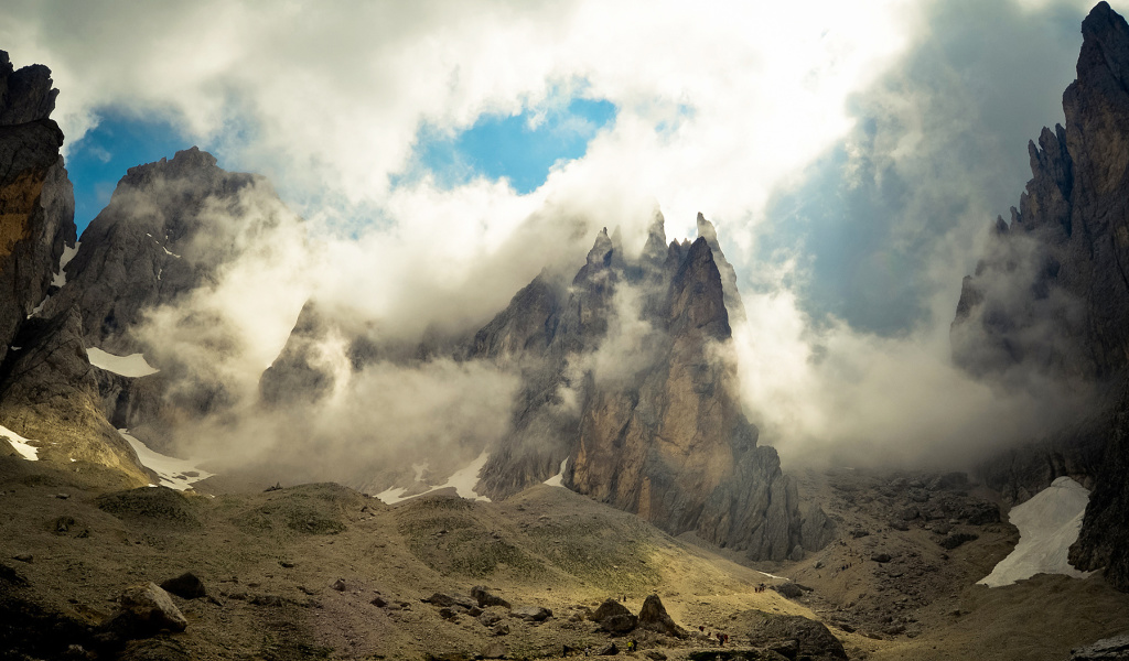 Mountains Peaks in Fog, Landscape wallpaper 1024x600