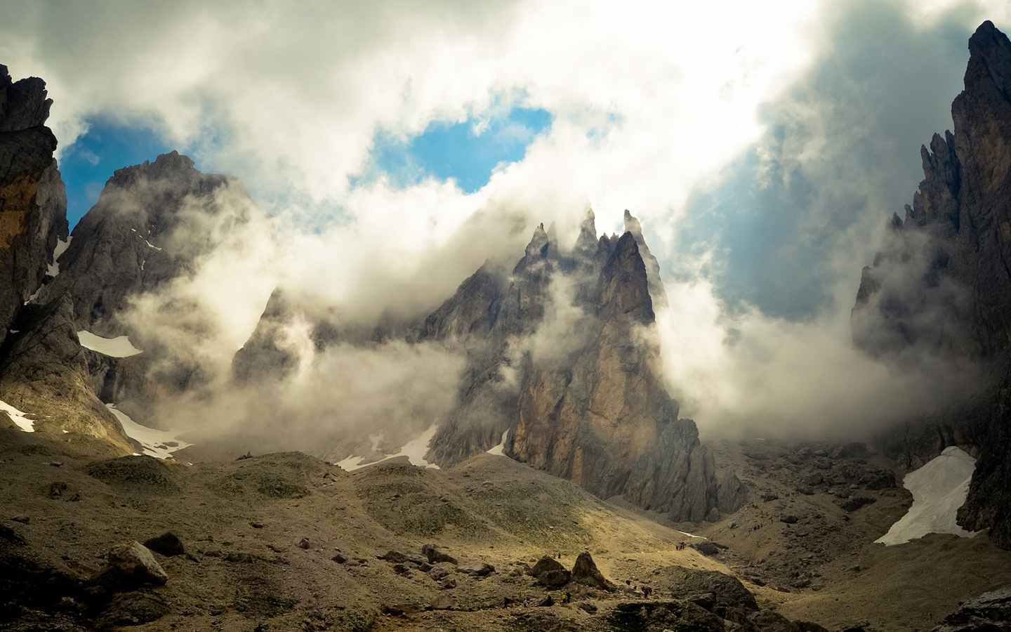 Fondo de pantalla Mountains Peaks in Fog, Landscape 1440x900