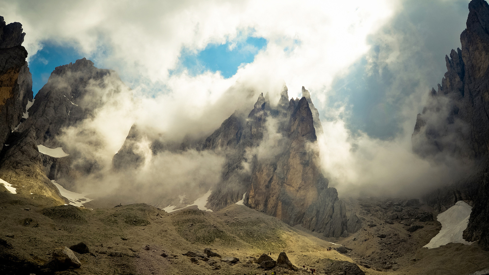 Das Mountains Peaks in Fog, Landscape Wallpaper 1600x900
