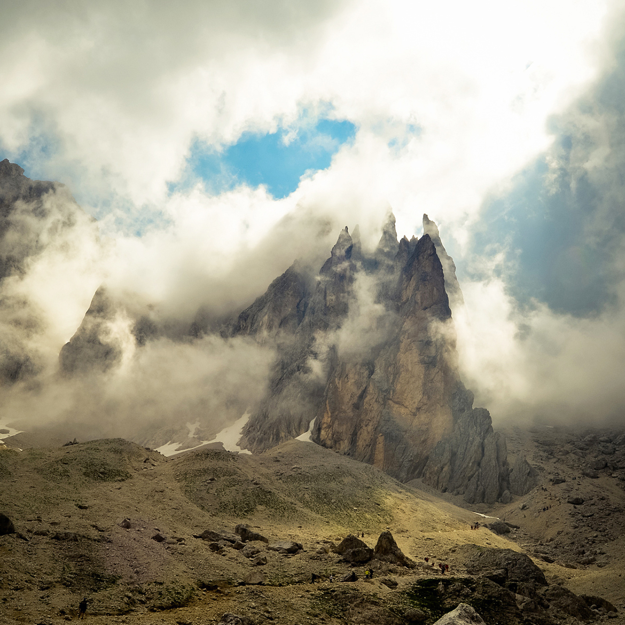 Das Mountains Peaks in Fog, Landscape Wallpaper 2048x2048