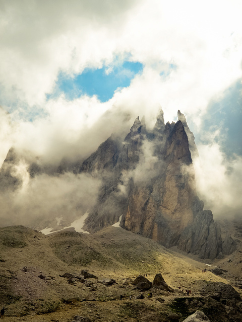 Sfondi Mountains Peaks in Fog, Landscape 480x640