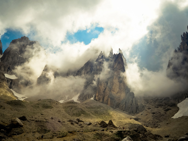 Fondo de pantalla Mountains Peaks in Fog, Landscape 640x480