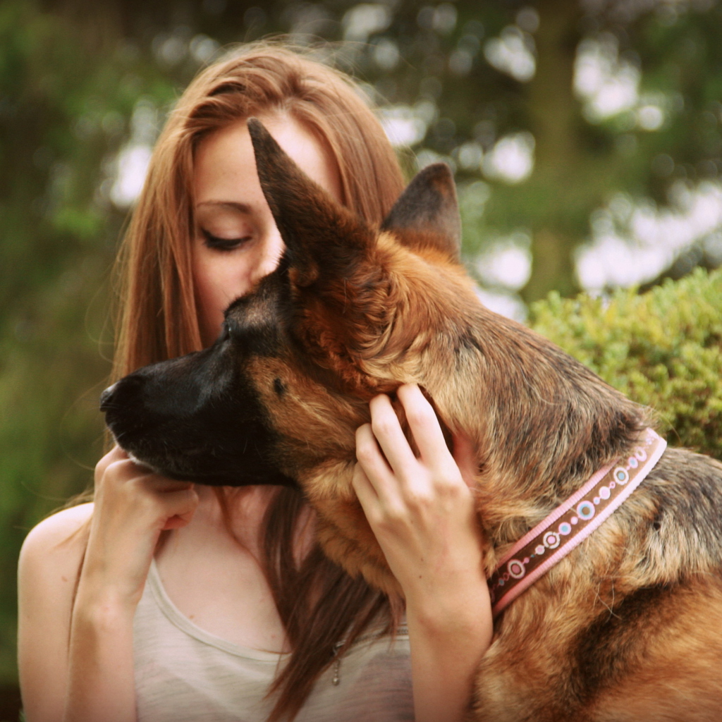 Sfondi Girl And German Shepherd 1024x1024