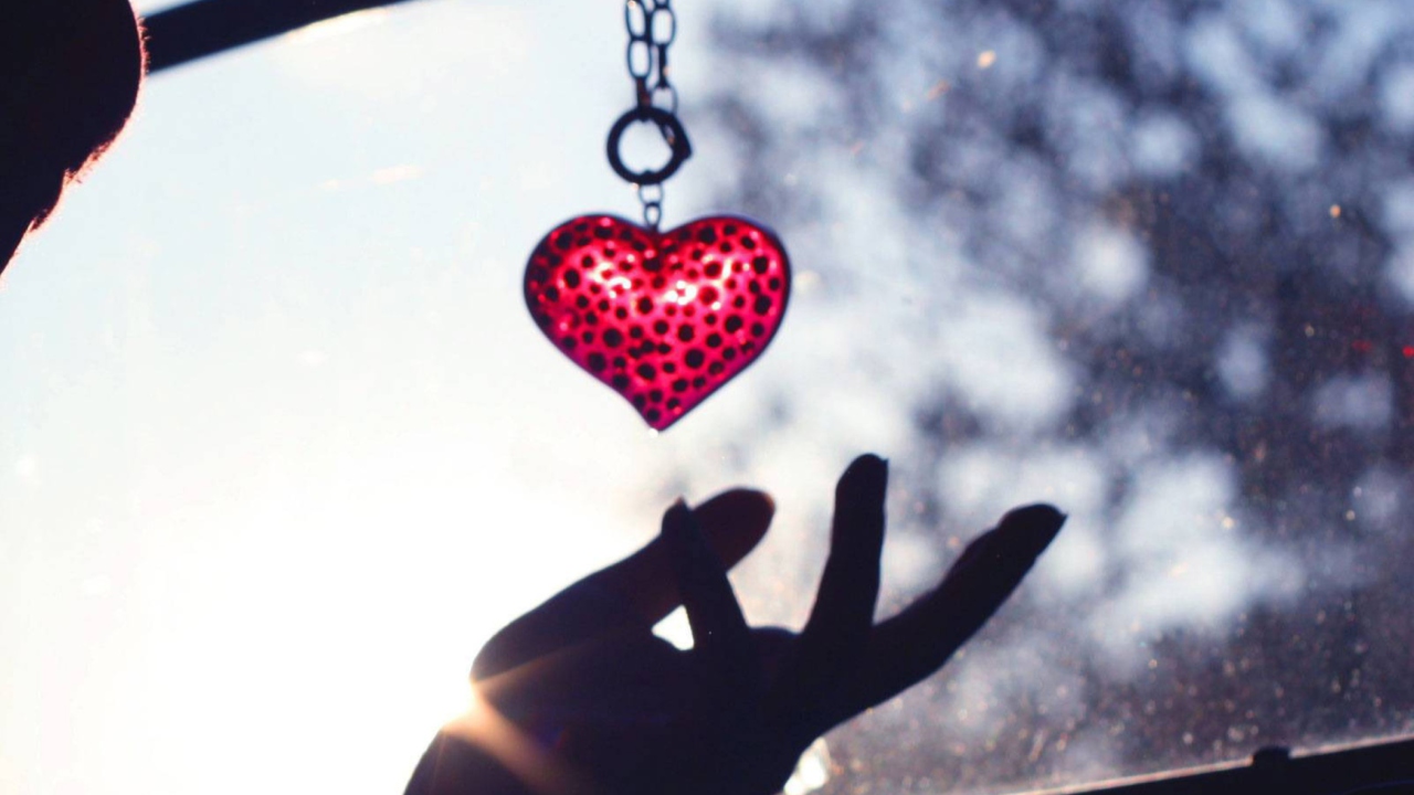 Heart Necklace wallpaper 1280x720