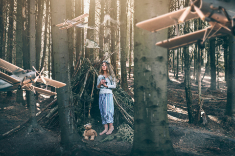 Das Girl And Teddy Bear In Forest By Rosie Hardy Wallpaper 480x320