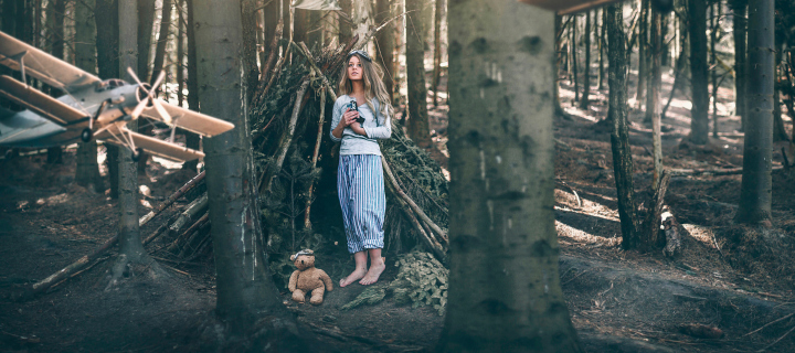 Fondo de pantalla Girl And Teddy Bear In Forest By Rosie Hardy 720x320