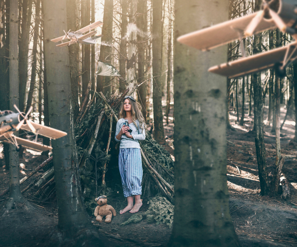 Обои Girl And Teddy Bear In Forest By Rosie Hardy 960x800