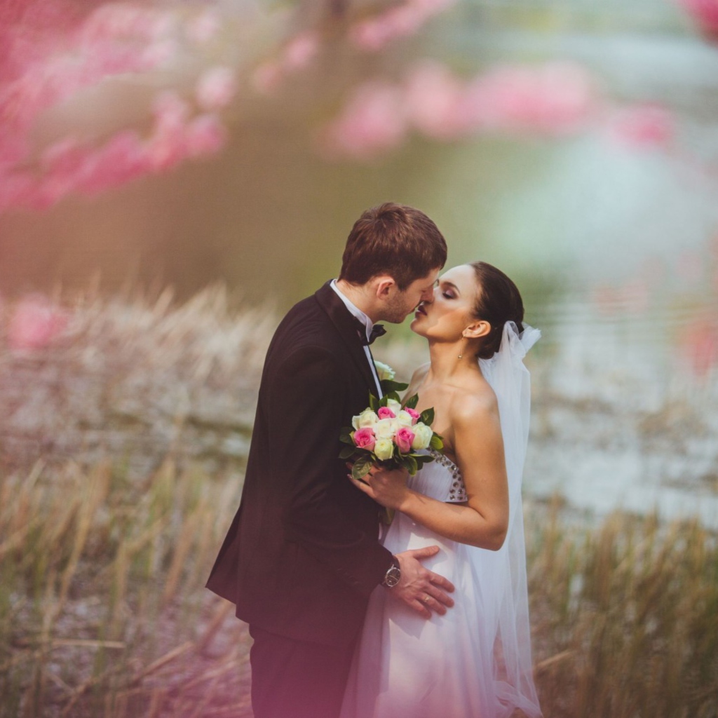 Fondo de pantalla Bride And Groom First Kiss 1024x1024