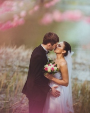 Fondo de pantalla Bride And Groom First Kiss 176x220