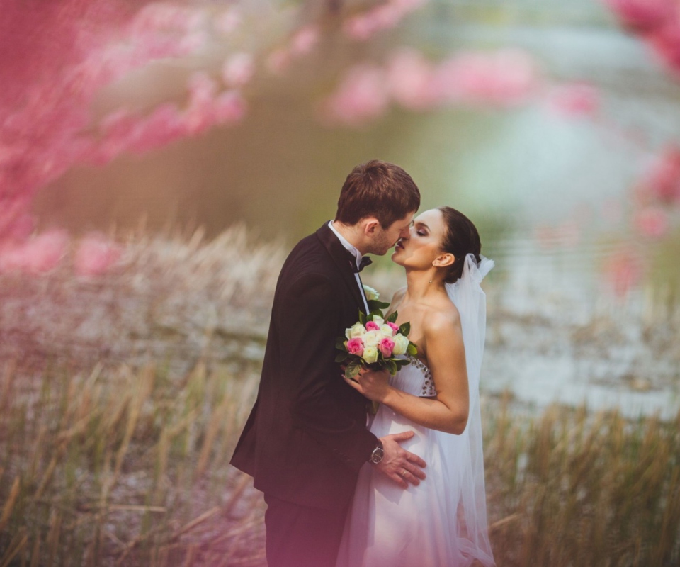 Sfondi Bride And Groom First Kiss 960x800