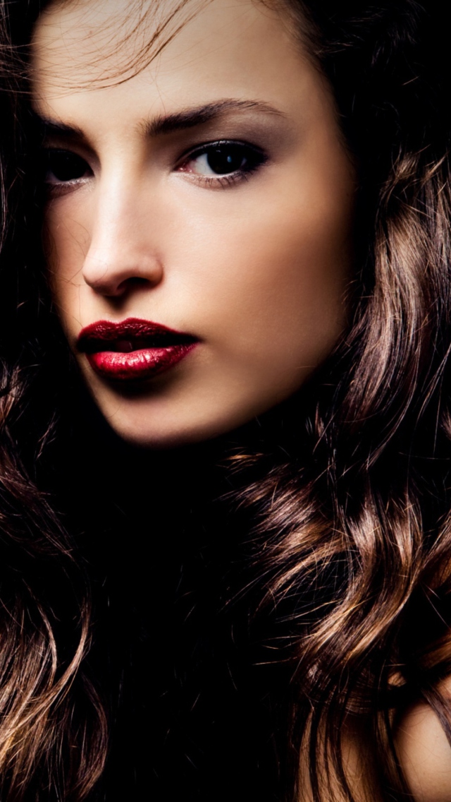 Das Beautiful Brunette Wallpaper 640x1136