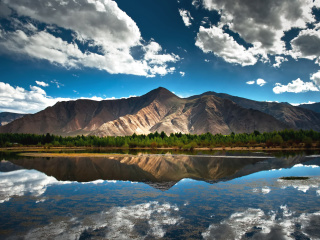 Beautiful Mountain Scenery HDR wallpaper 320x240