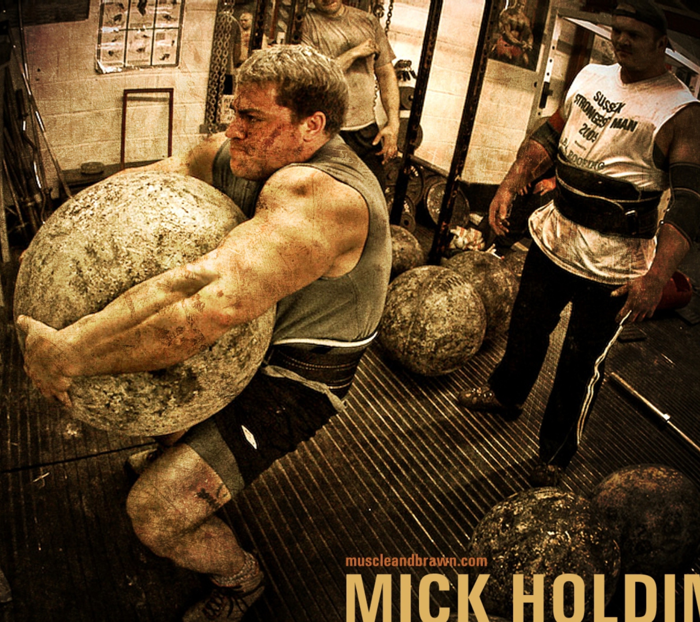 Das Mick Holding Strongman Wallpaper 1440x1280