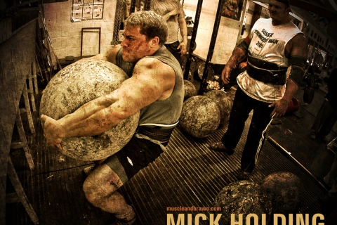 Fondo de pantalla Mick Holding Strongman 480x320