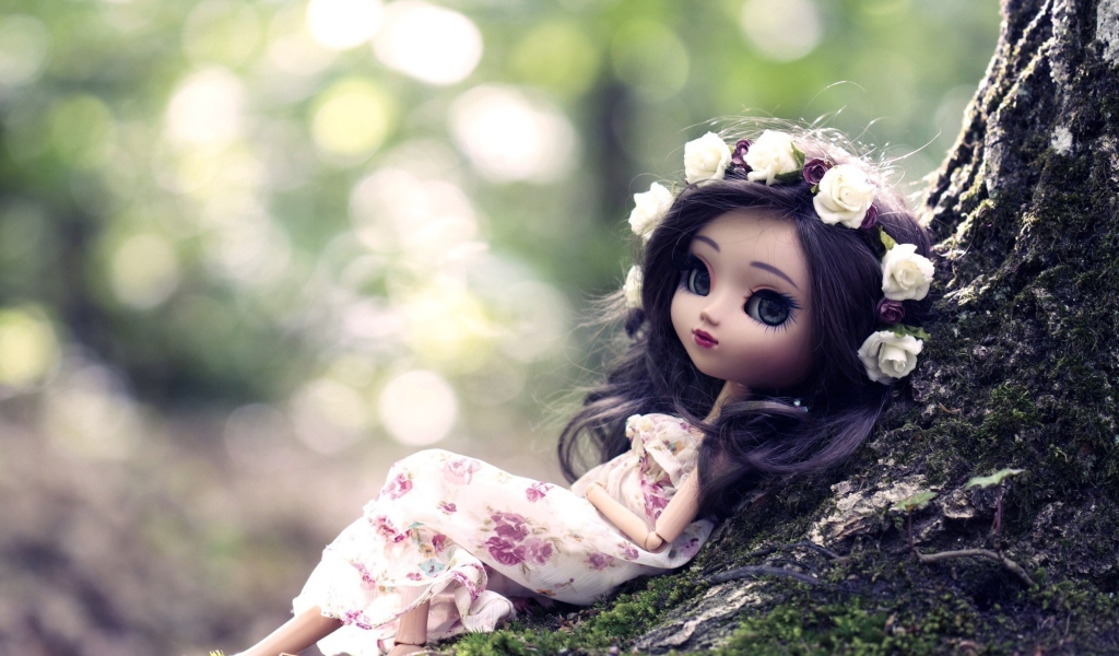 Fondo de pantalla Beautiful Brunette Doll In Flower Wreath 1024x600